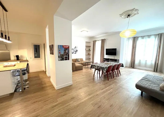 Large Haussmanian Appartment In The Heart Of Nice