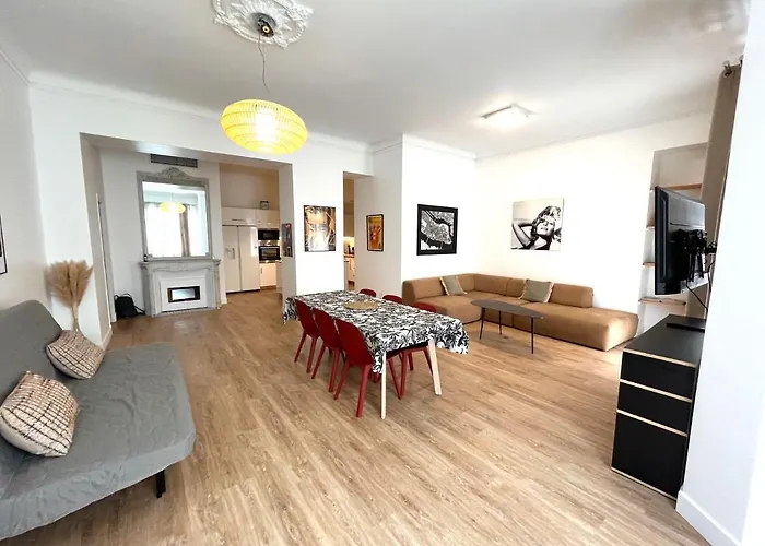 Large Haussmanian Appartment In The Heart Of Nice