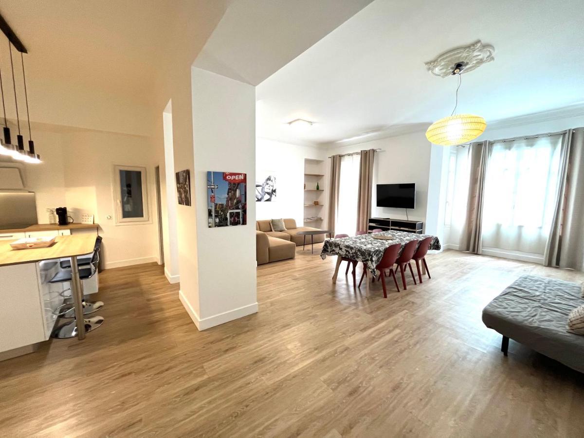 Large Haussmanian In The Heart Of Apartment