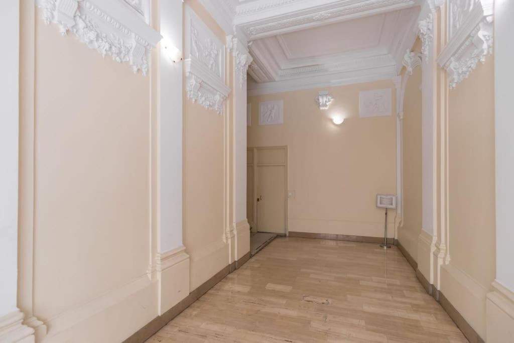Large Haussmanian In The Heart Of Apartment Nizza